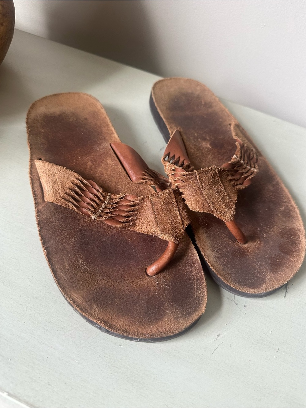 American eagle men’s leather flip flop sandals